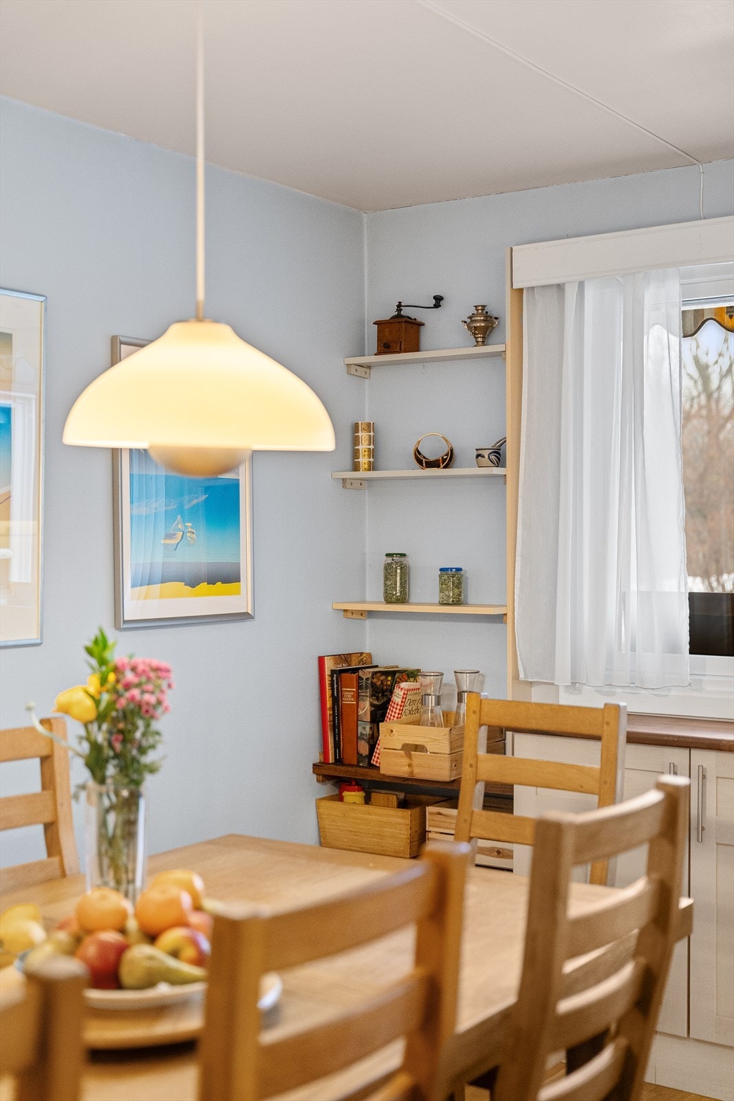 En hyggelig krok i spisestuen med plassbygde hyller for ekstra oppbevaring. Galleribilde