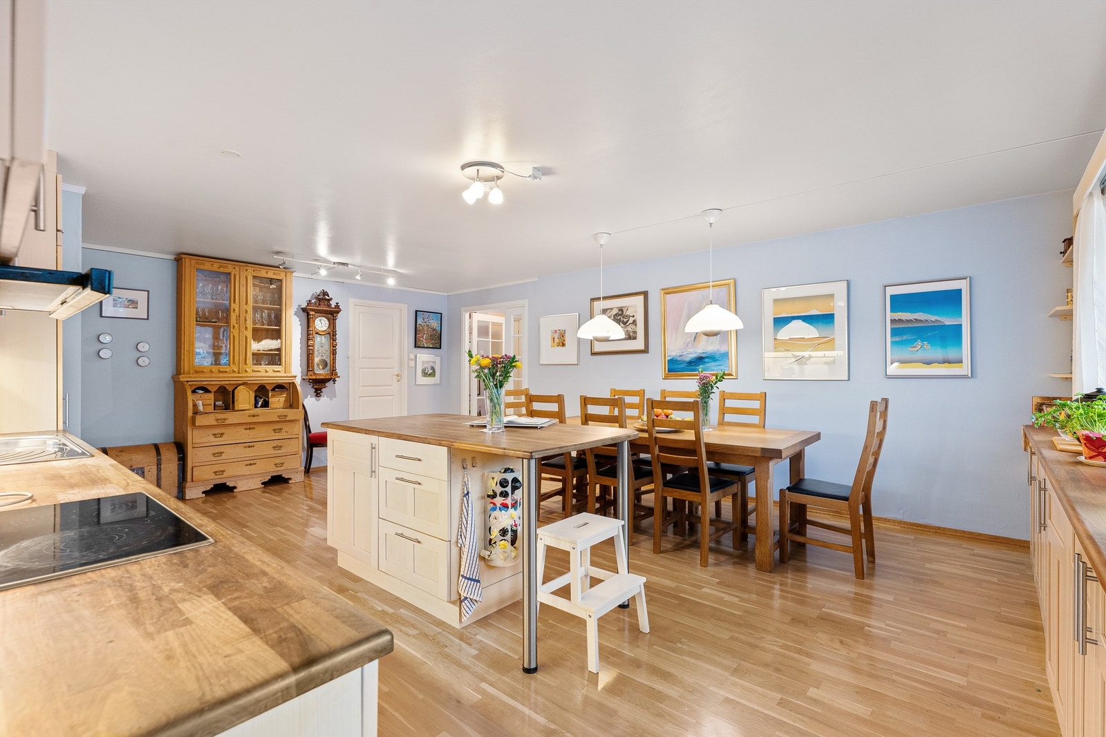 Spisestuen har god plass til et stort spisebord for hele familien og gjester. Galleribilde