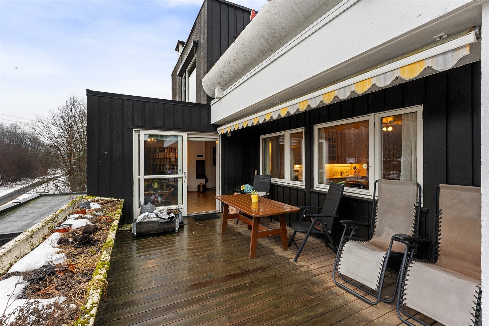 Fra stuen er det direkte utgang til en stor og solrik terrasse med god plass for utemøbler. Galleribilde