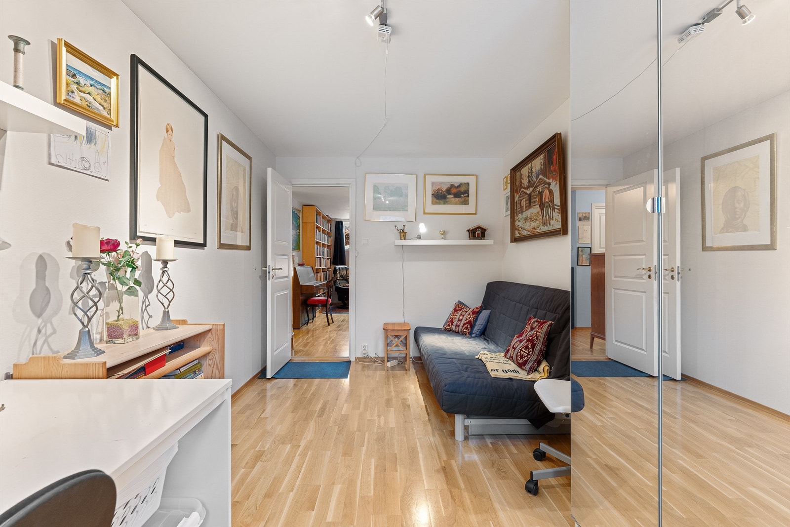Skyvedørsgarderobe med speilfronter gir rikelig med oppbevaring og en god romfølelse. Galleribilde