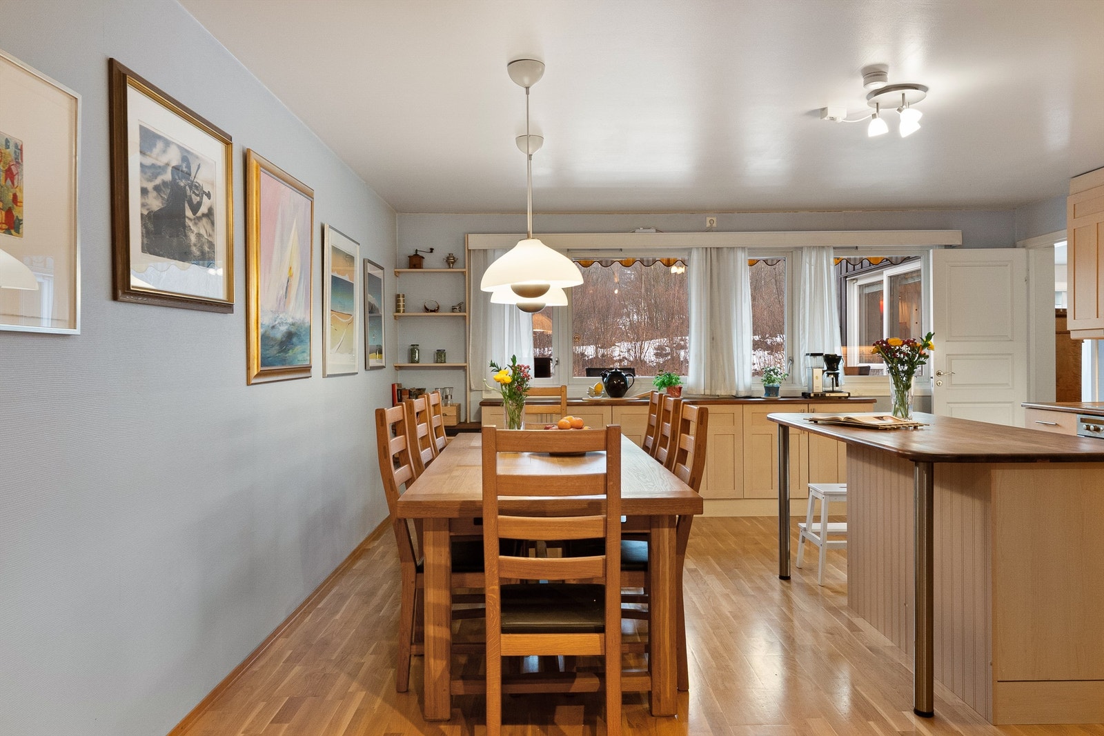 Store vindusflater i allrommet slipper inn rikelig med dagslys. Galleribilde