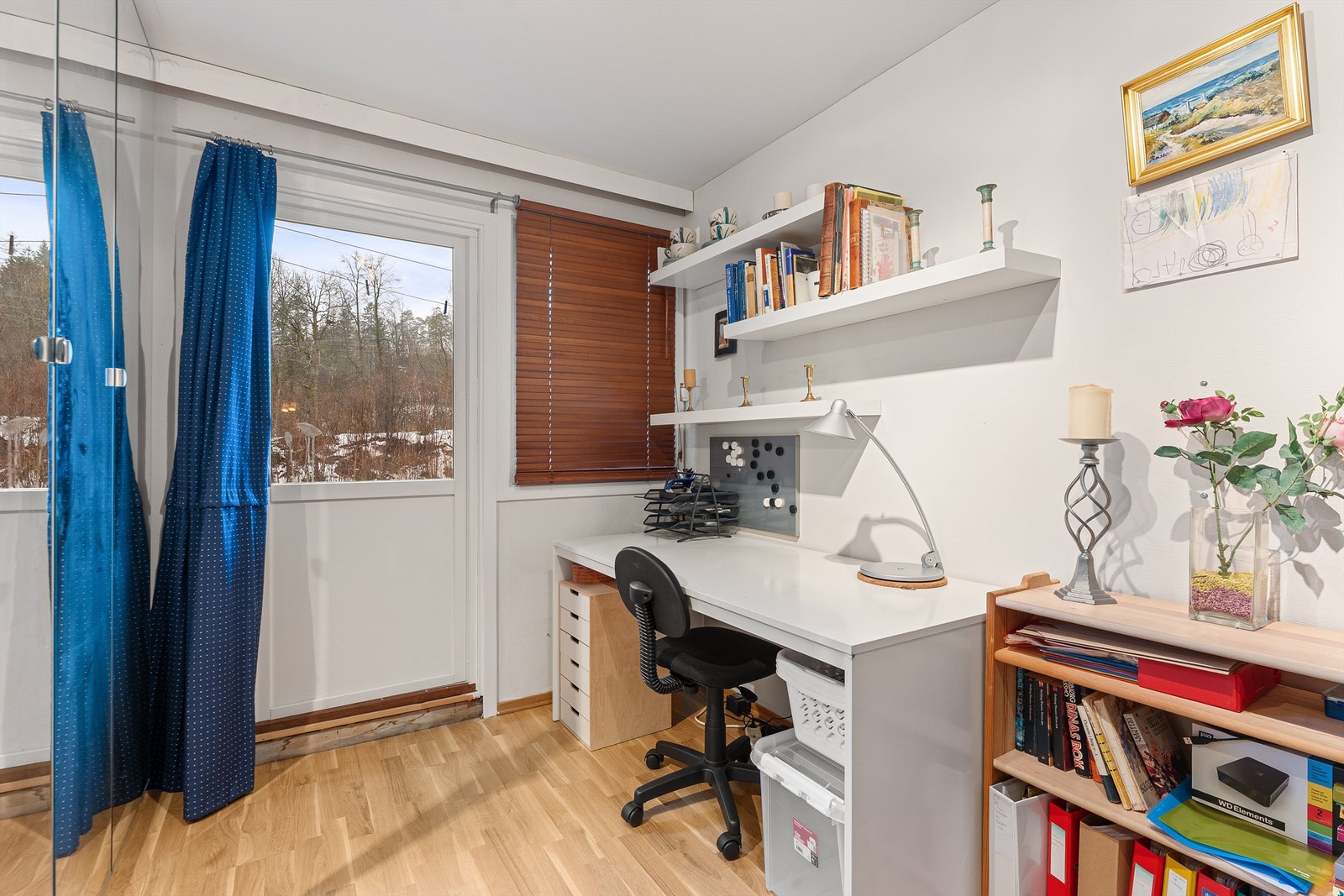 Et av rommene er i dag innredet som kontor, med utgang til terrassen. Galleribilde
