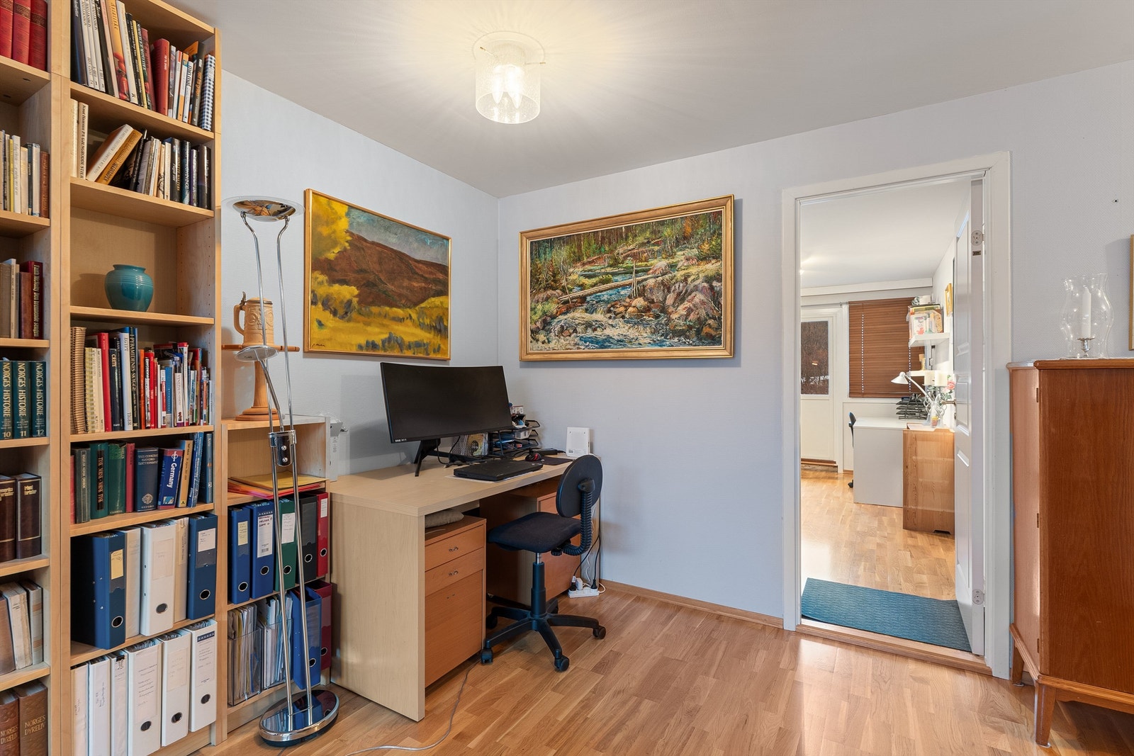 Hjemmekontorløsning med god plass til arbeidsstasjon. Galleribilde