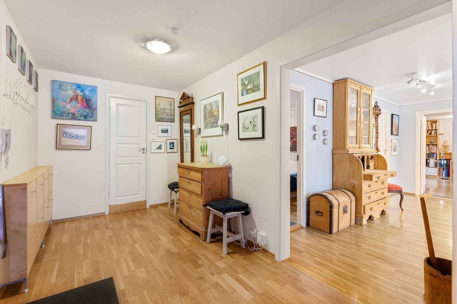 En innbydende entré med god plass til garderobeløsninger ønsker velkommen. Galleribilde