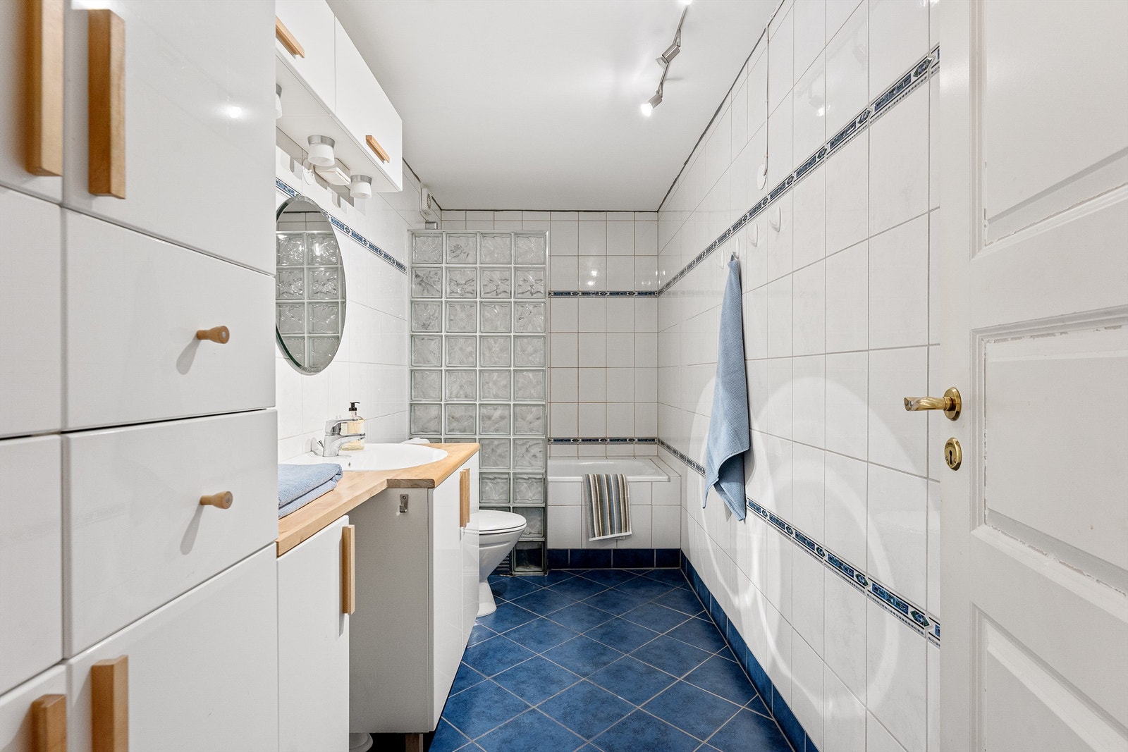 Hovedbadet er flislagt og utstyrt med badekar, servantinnredning og varmekabler i gulvet. Galleribilde
