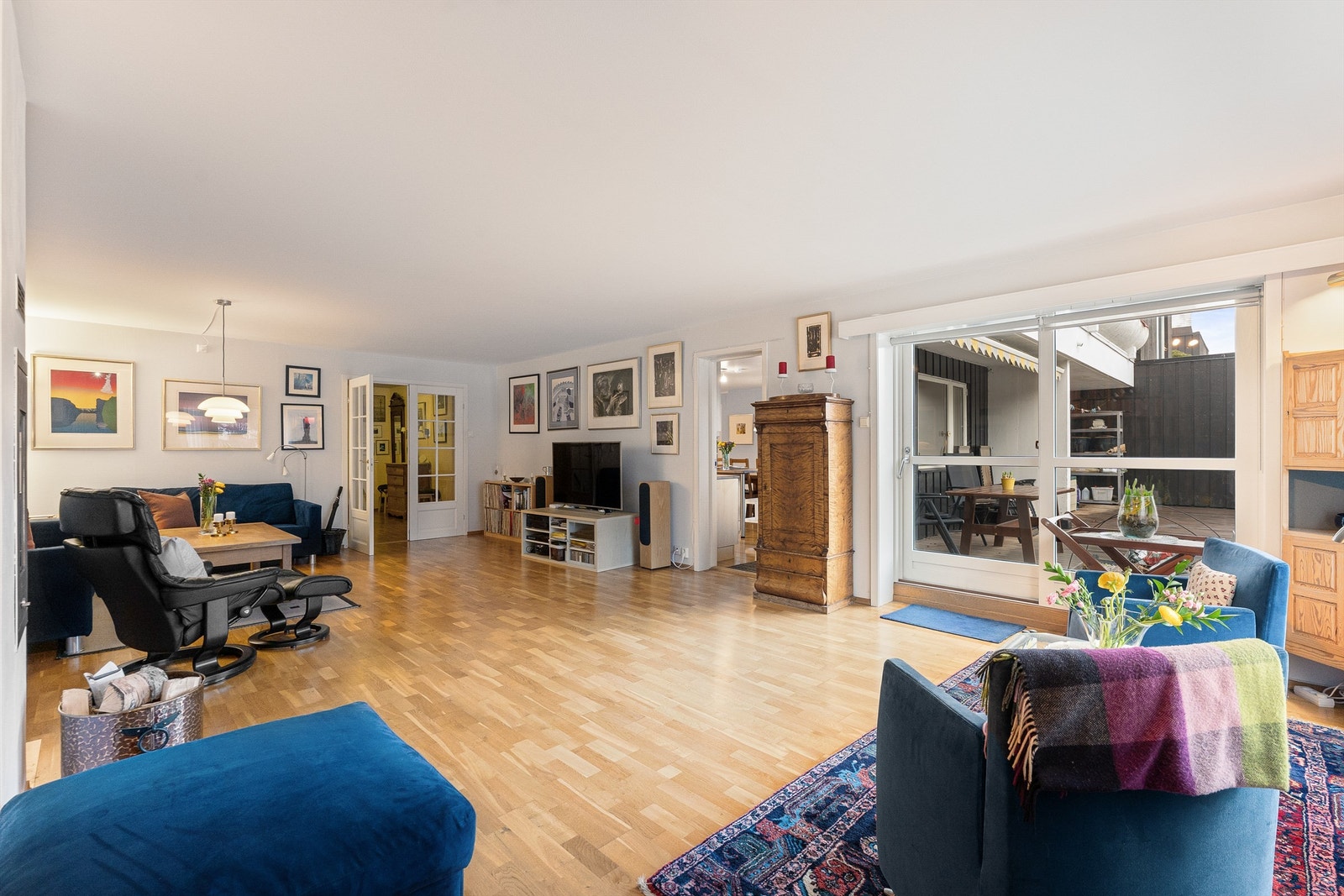 En stor og gjennomgående selveierleilighet med en åpen, sosial planløsning og rikelig med lys. Galleribilde