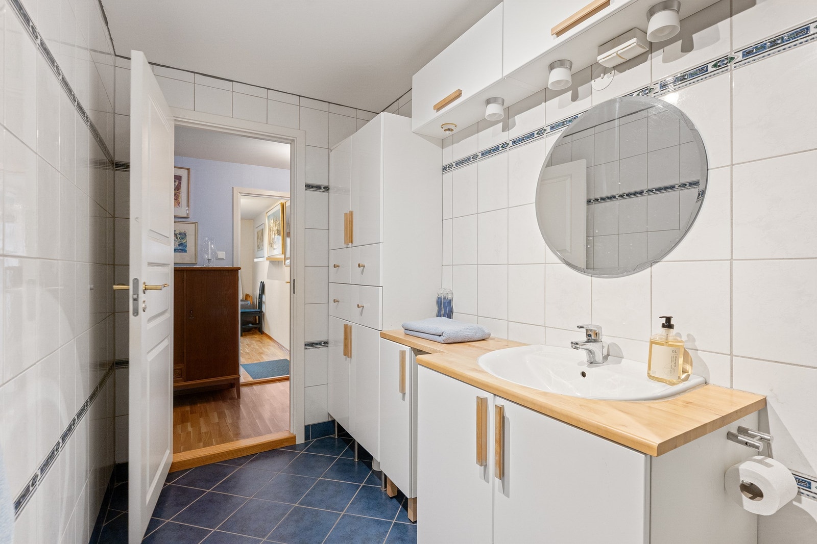 Godt med oppbevaringsplass i høyskap og servantskap på hovedbadet. Galleribilde