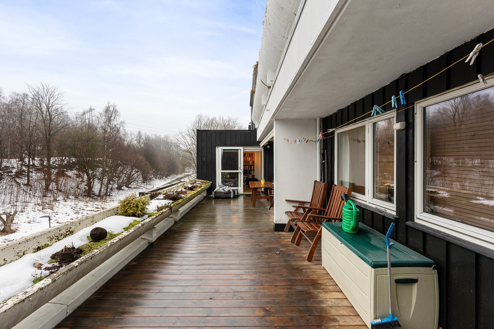 Her er det god plass til flere sittegrupper, grill og beplantning i blomsterkasser. Galleribilde