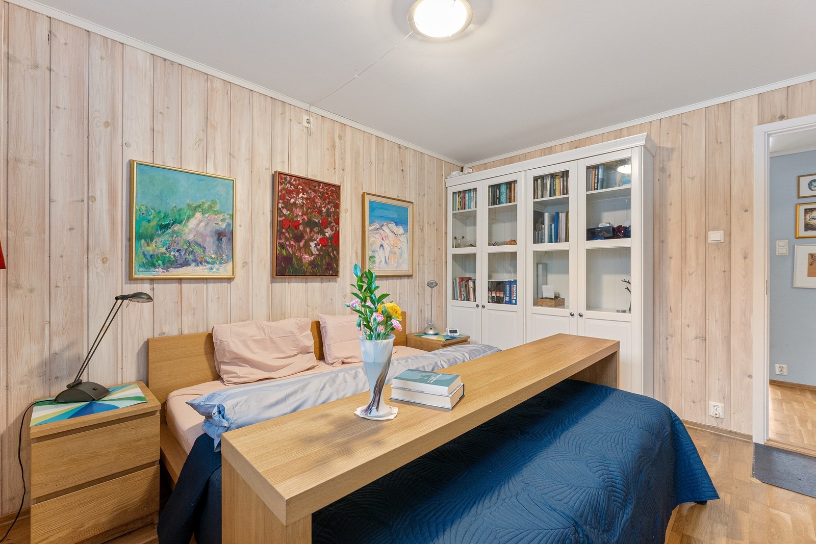 Rommet har en lun atmosfære med panel på veggene. Galleribilde