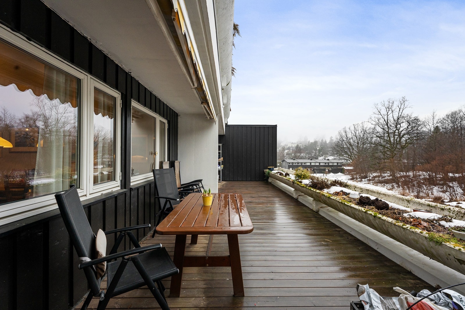 Den store terrassen strekker seg langs store deler av leiligheten. Galleribilde