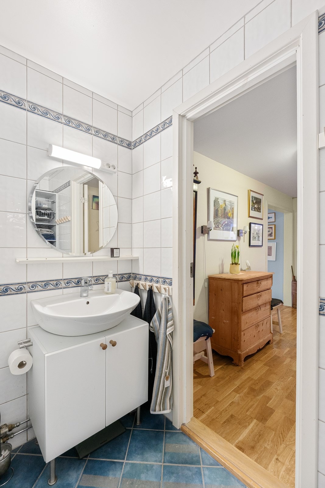 Gjestebadet har servant med underskap og toalett. Galleribilde