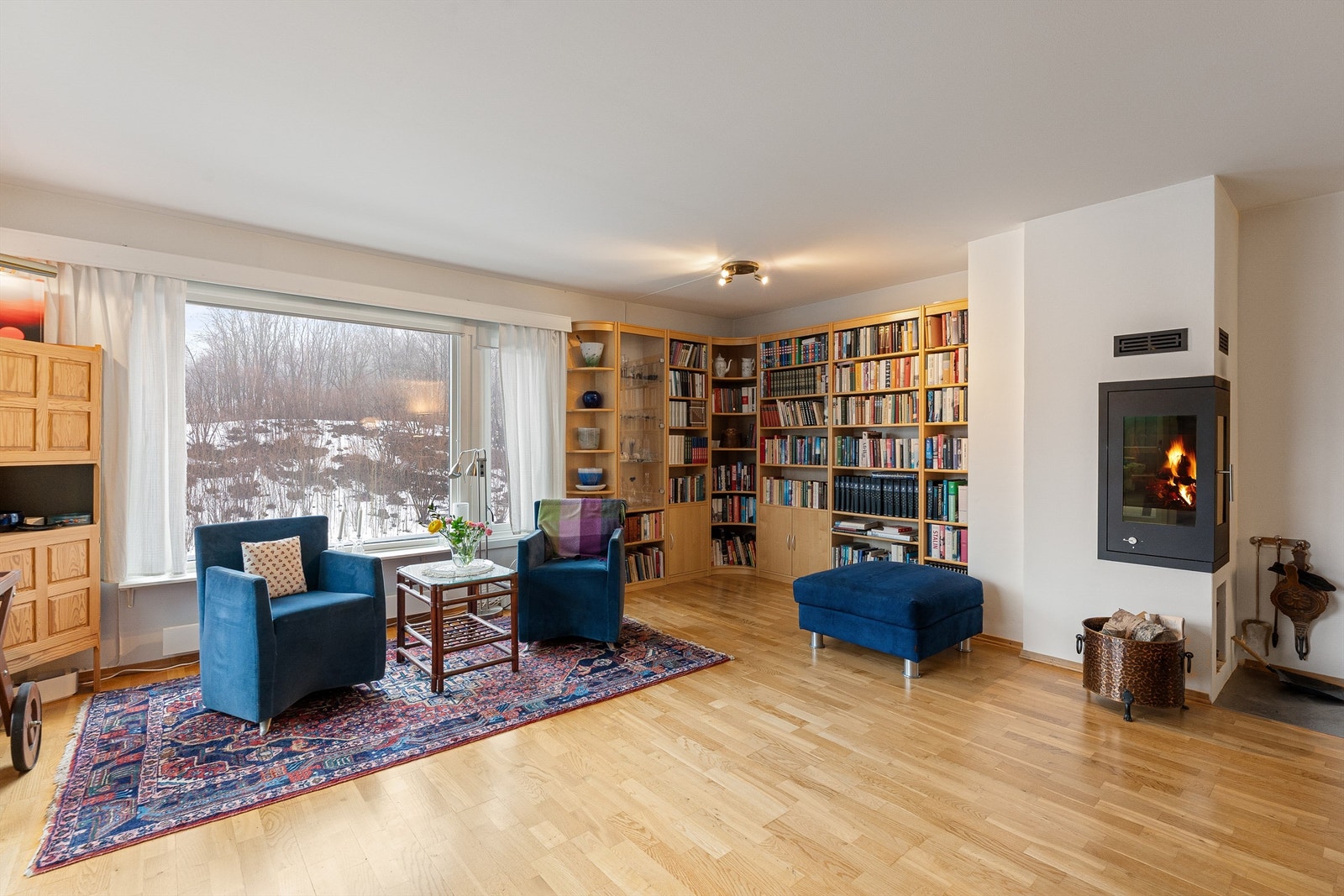 Her er det god plass til både en lesekrok og en større sofagruppe. Galleribilde