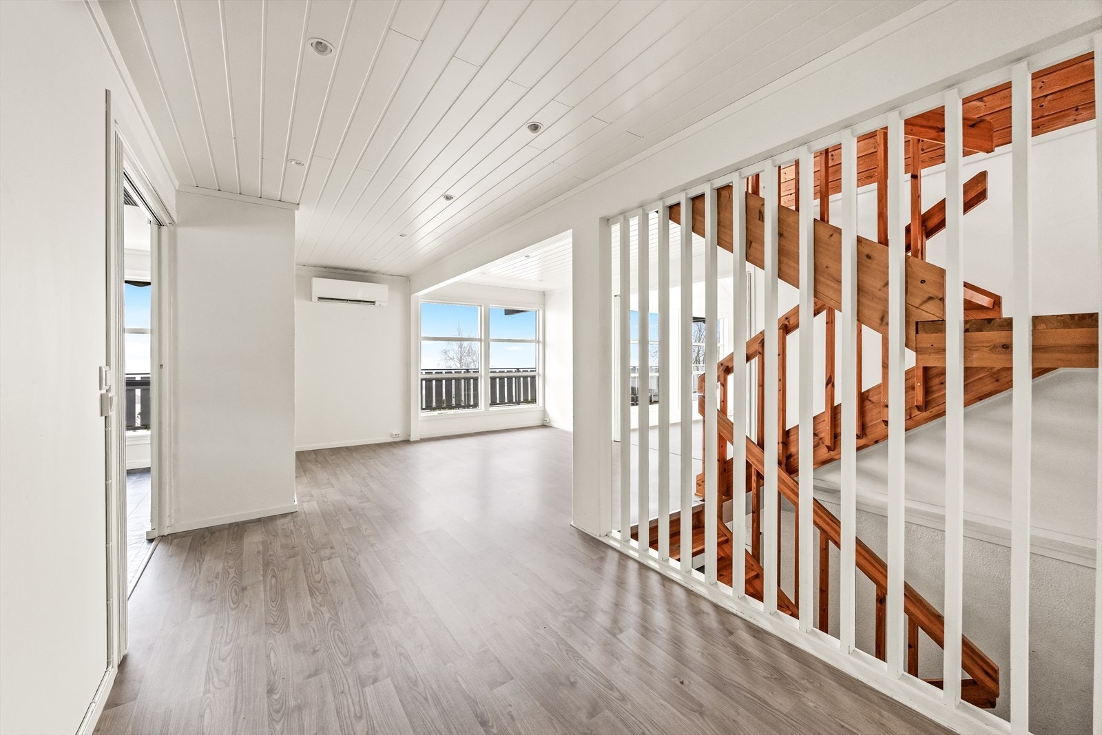 Stor og romslig stue med god plass til flere soner. Galleribilde