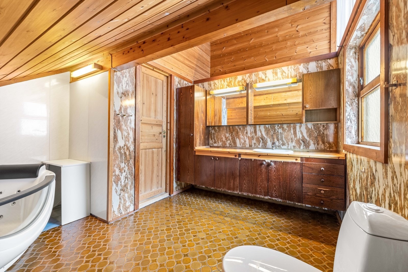 Eldre baderom - modent for oppussing. Galleribilde