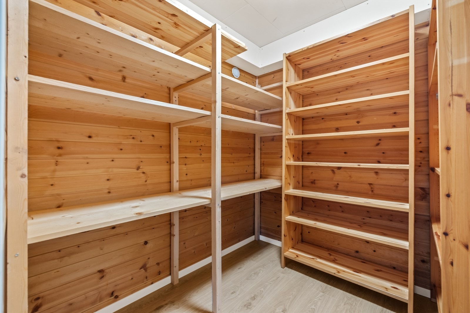 Flere boder i underetasjen samt entré og gang. Galleribilde