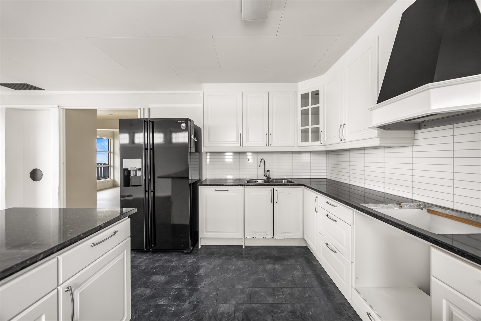 Det er integrert oppvaskmaskin og kjøkkenventilator med avtrekk ut. Galleribilde