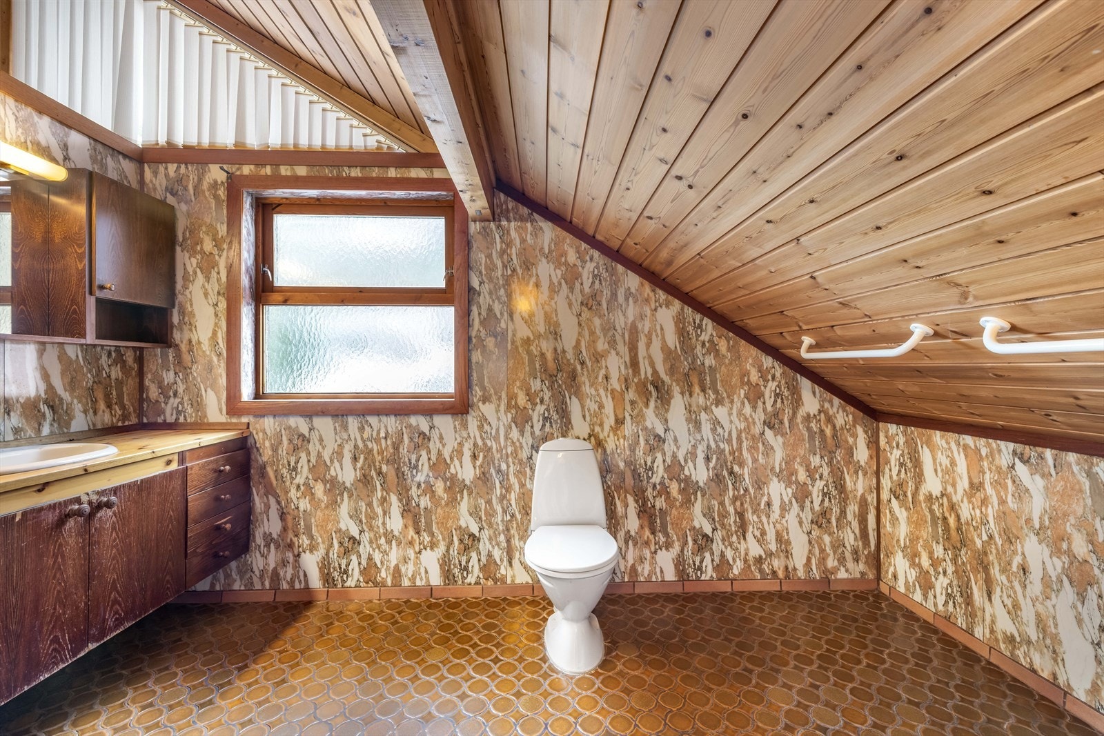 Eldre baderom - modent for oppussing. Galleribilde