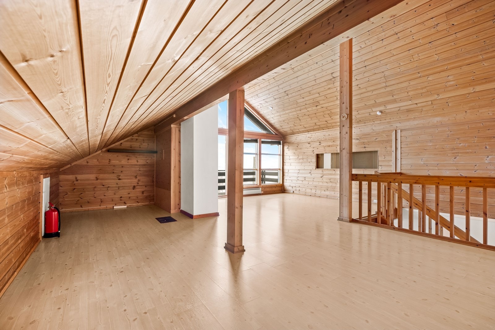 Stuen har god takhøyde, store vinduer i enden og dør ut til en balkong med sol og utsikt. Galleribilde