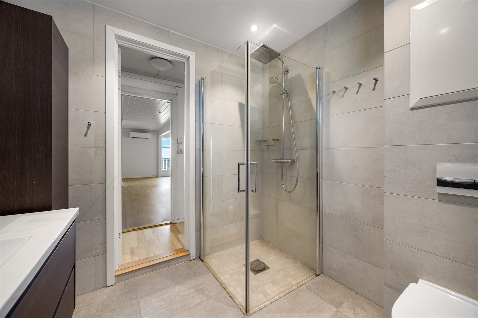 Flislagte overflater og varme i gulvet. Komplett utstyrt. Galleribilde