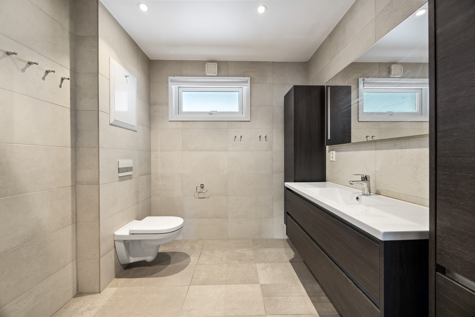 Moderne baderom i 1. etasje som ble pusset opp i 2018. Galleribilde