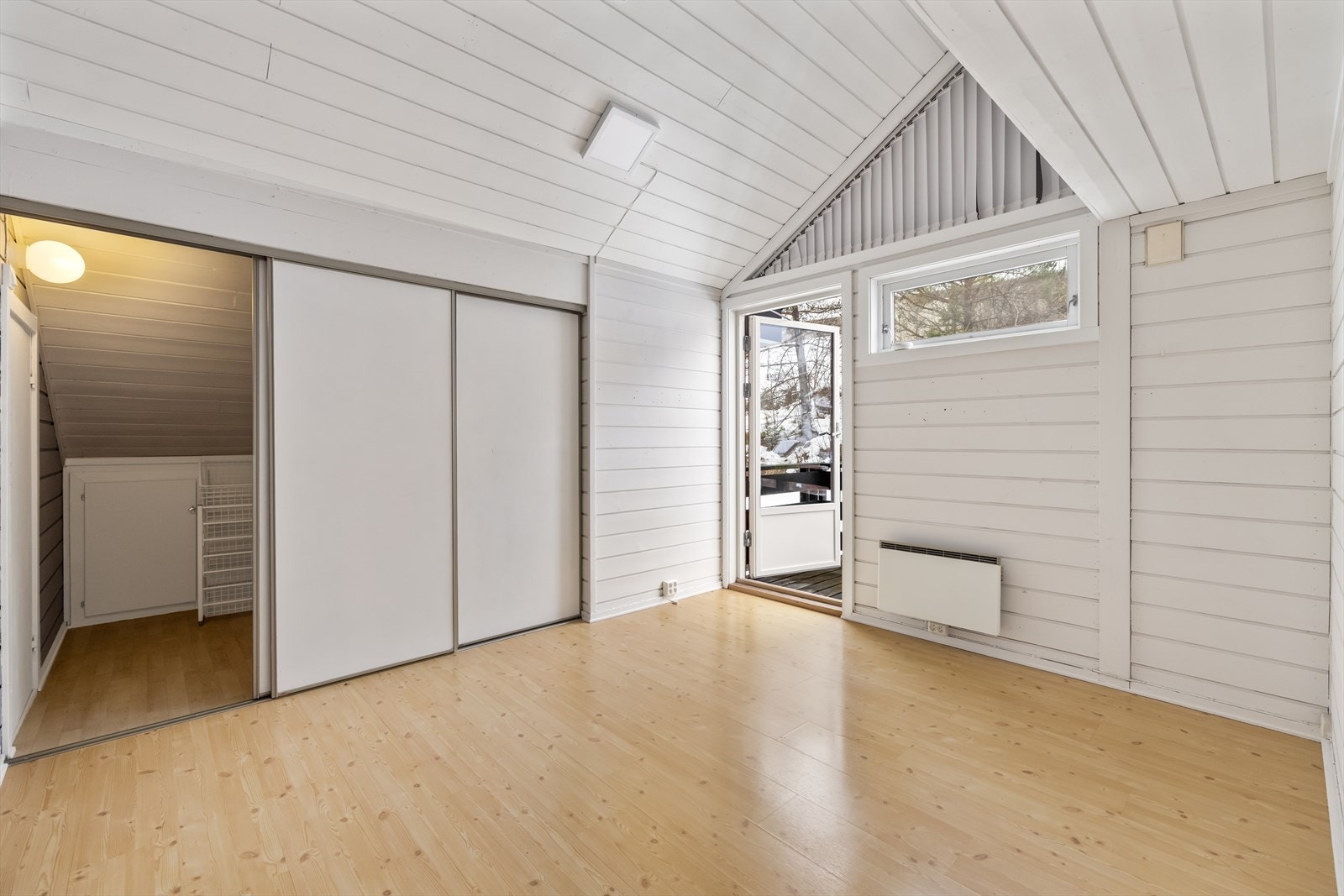 Soverom med walk-in closet og bod. Galleribilde
