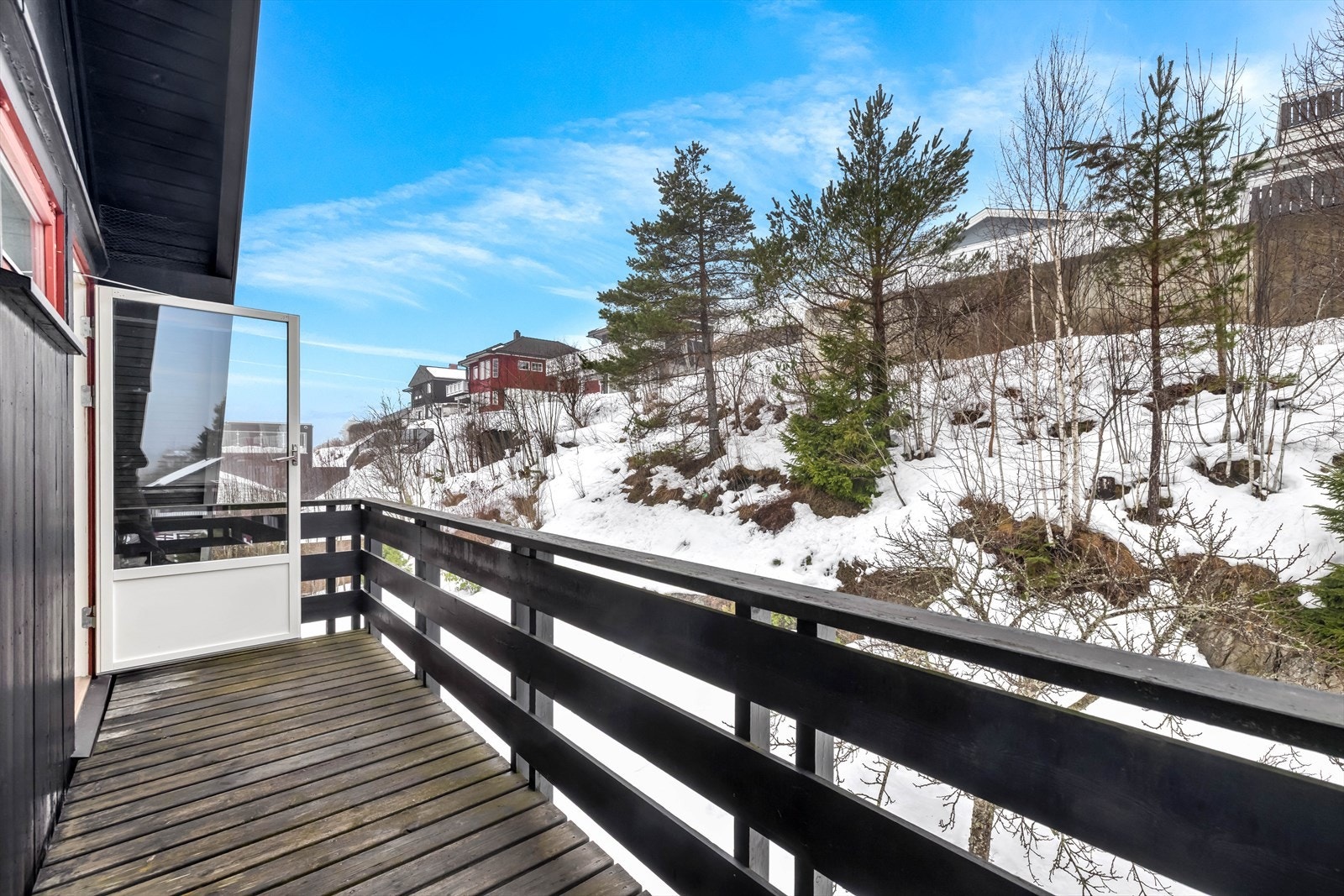 Egen balkong utenfor soverommet med lite innsyn. Galleribilde