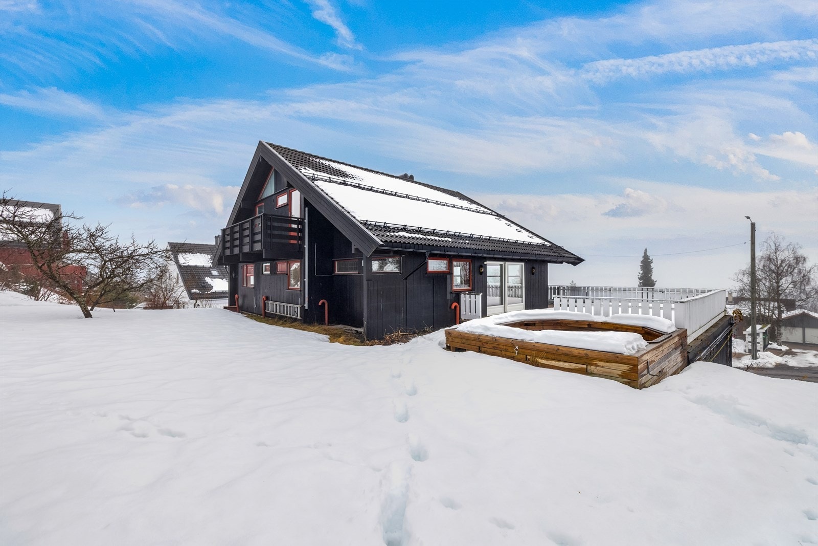 Stor enebolig med hage og flere uteplasser. Gode sol- og utsiktsforhold fra eiendommen. Galleribilde