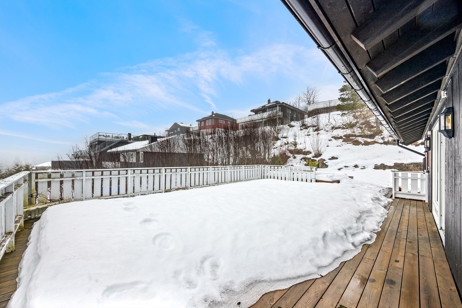 Uteplassen er delvis bygd over dobbelgarasjen. Galleribilde