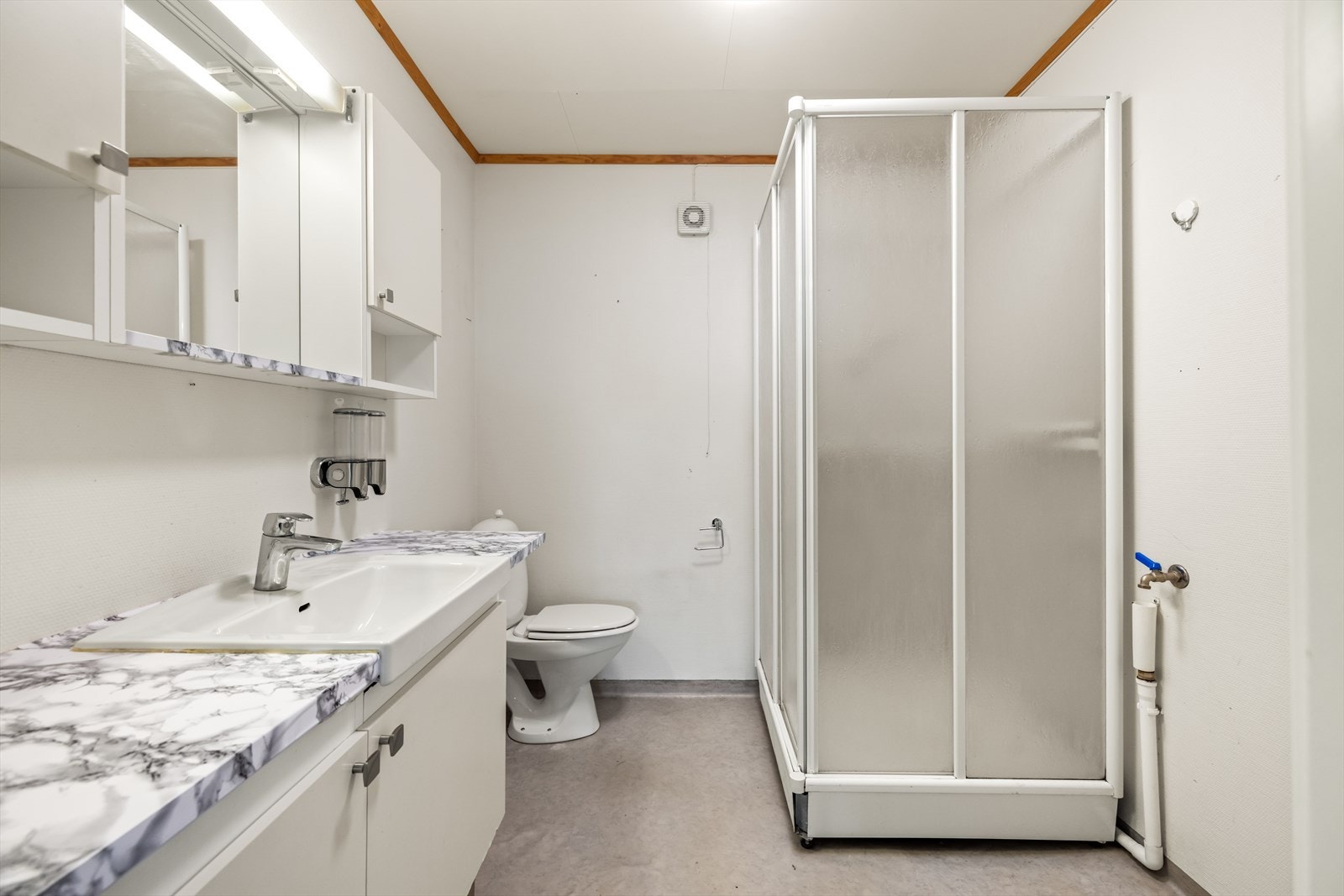 Bad tilknyttet hybelen. Opplegg for vaskemaskin. Galleribilde