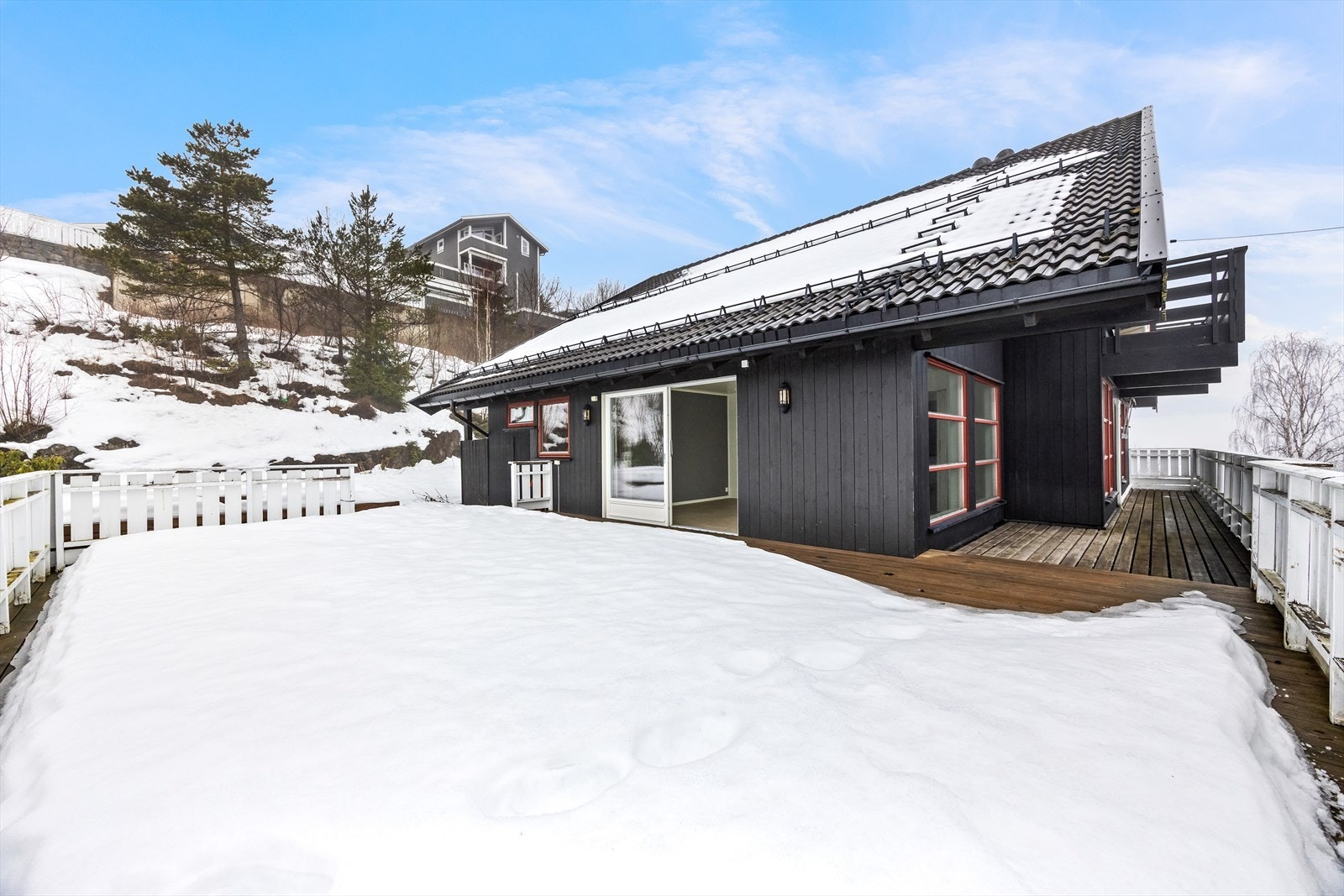 Todelt terrasse i 1. etasje med adkomst fra stuen. Galleribilde