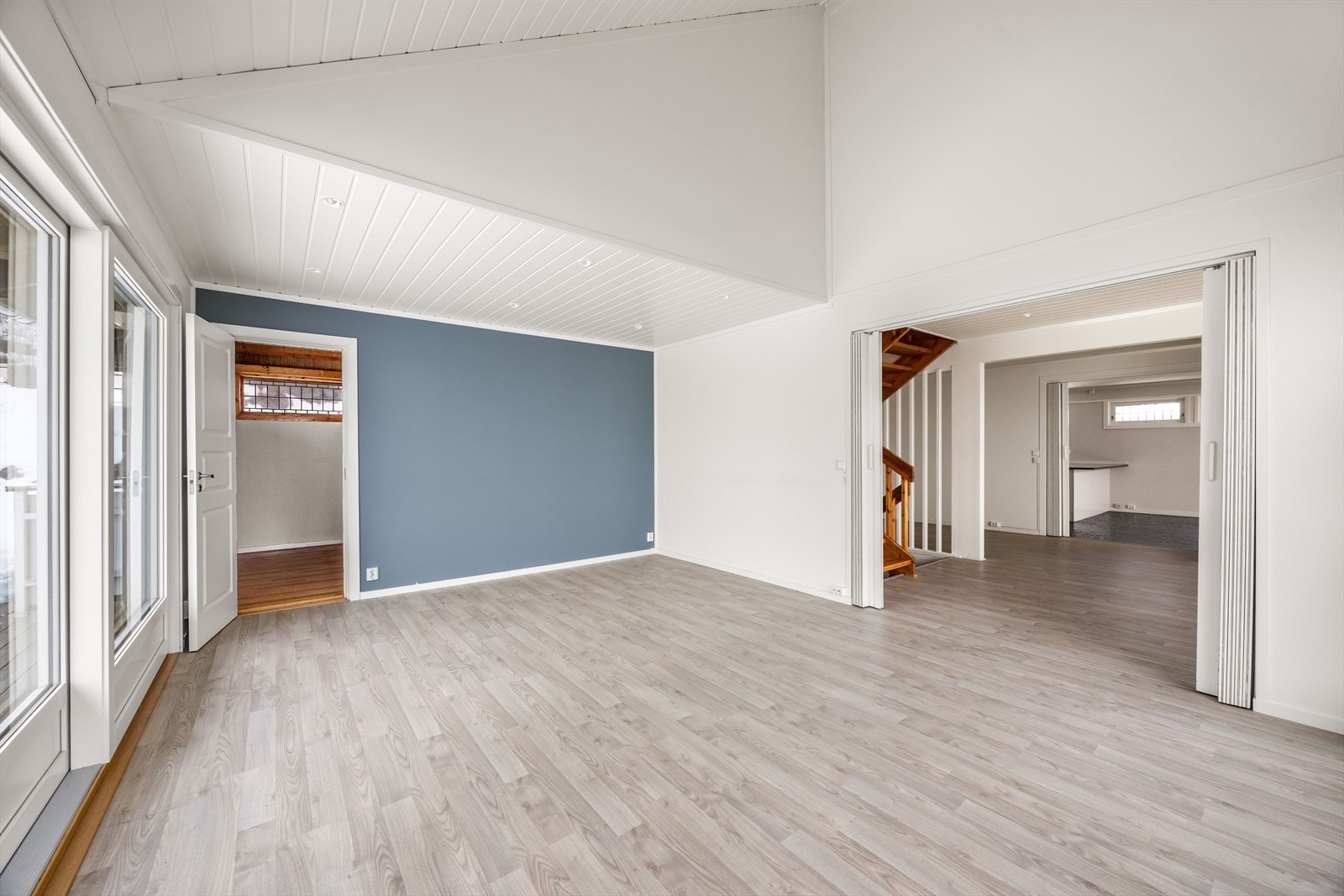 Det er lyse overflater, downlightsbelysning og god takhøyde. Galleribilde