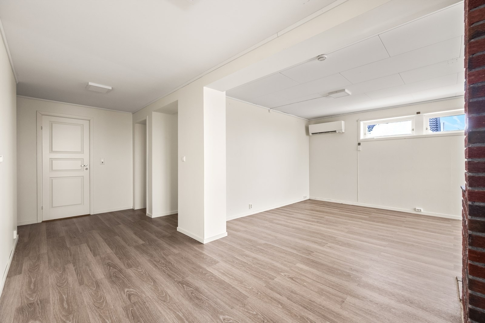 Varmepumpe og åpen peis i stuen. Galleribilde