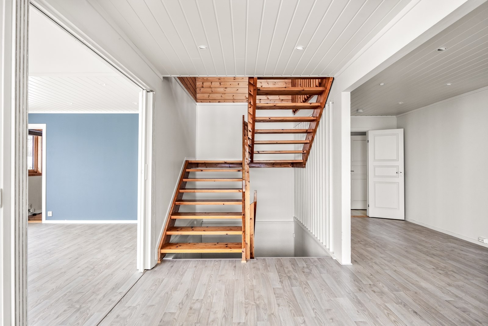 Stue med trappegang. Galleribilde