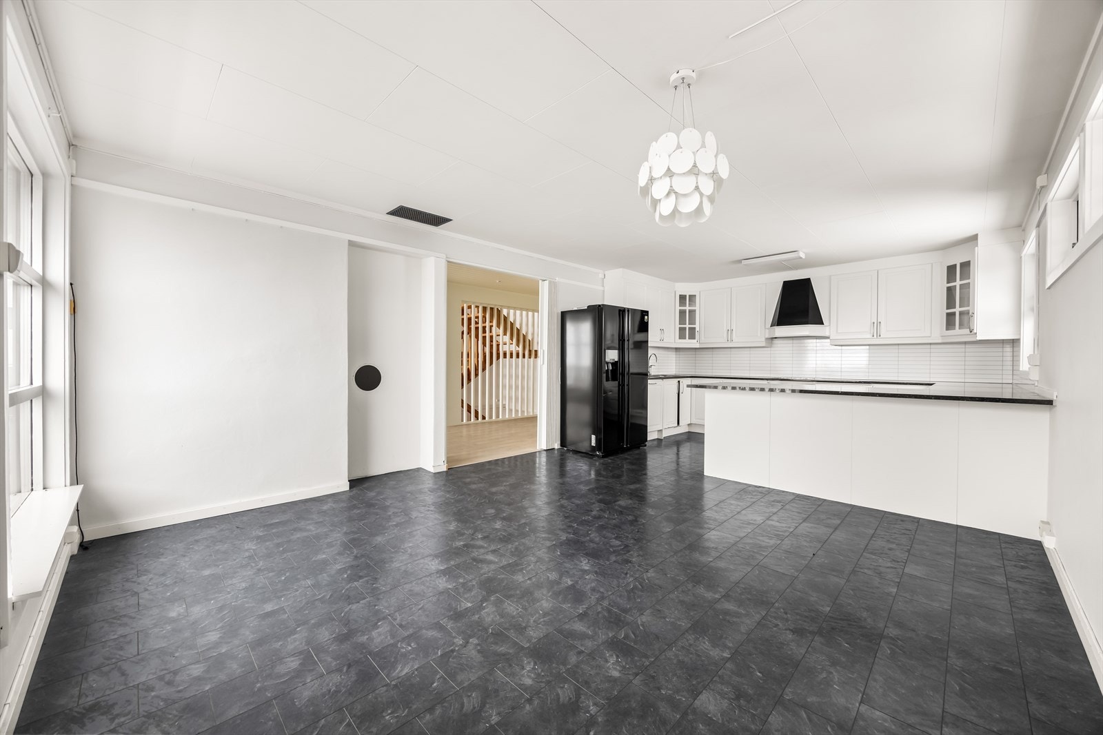 Stort kjøkkenrom med god plass til langbord. Galleribilde