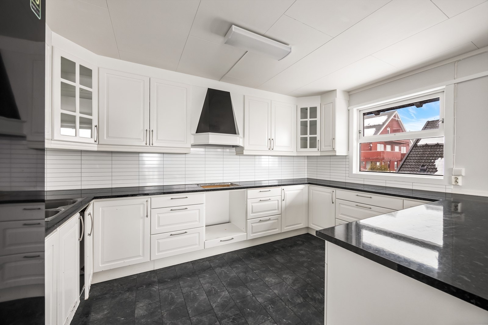 Rikelig med oppbevaringsplass i skap og skuffer. Galleribilde