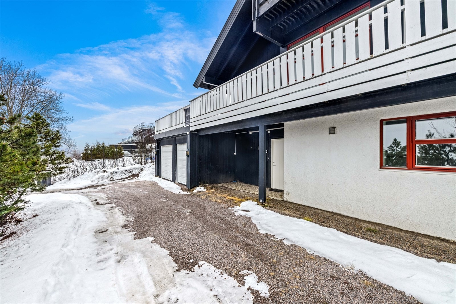 To innganger i underetasjen. Galleribilde