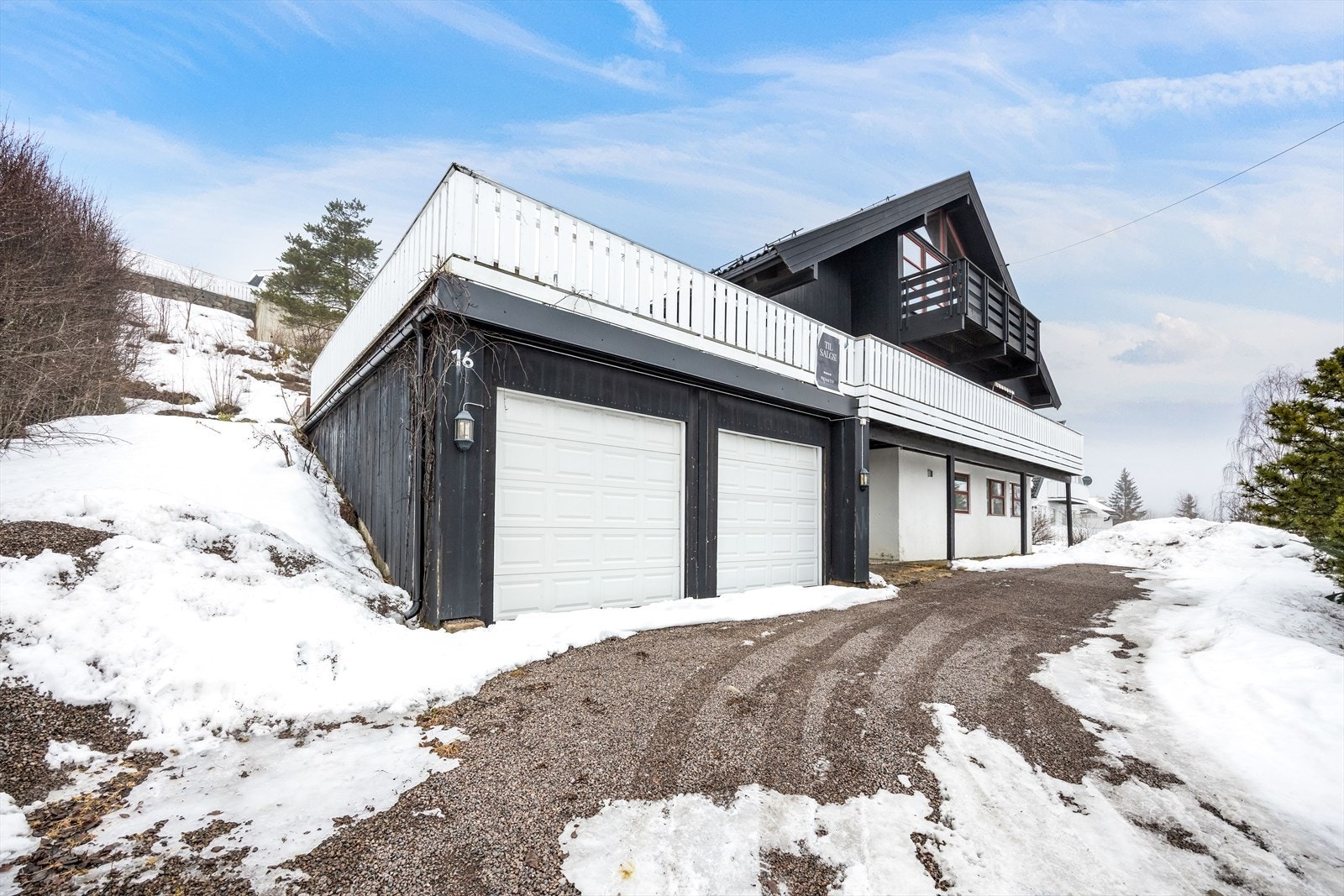 Integrert dobbelgarasje med direkte adkomst inn til underetasjen. Galleribilde