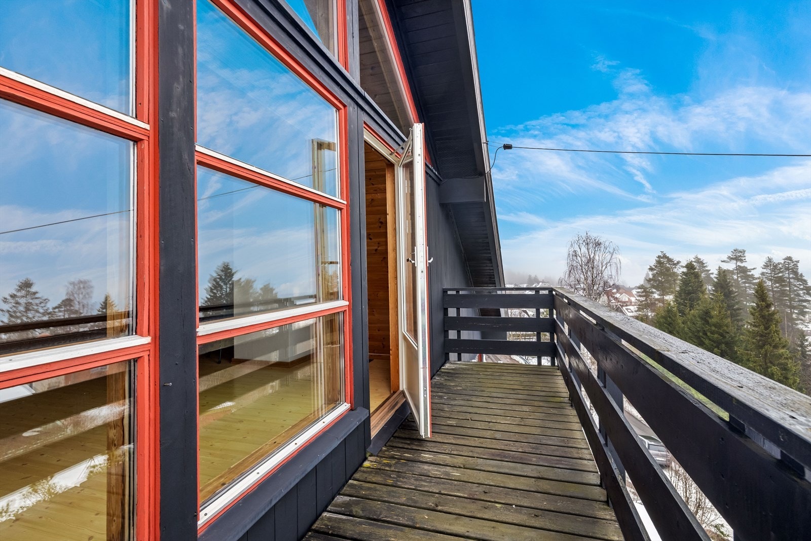 Balkong utenfor stuen oppe. Galleribilde