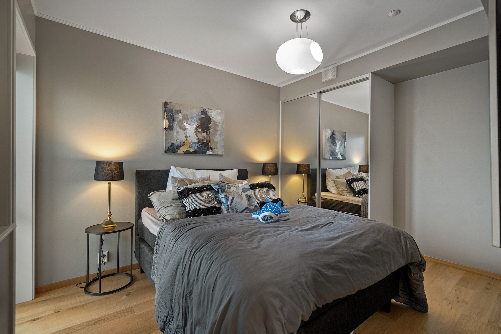 Også her god plass til dobbeltseng og garderobe Galleribilde