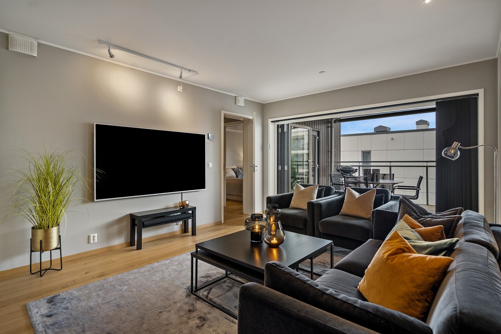 I stuen er det god plass til sofaløsning med tilhørende møblement Galleribilde