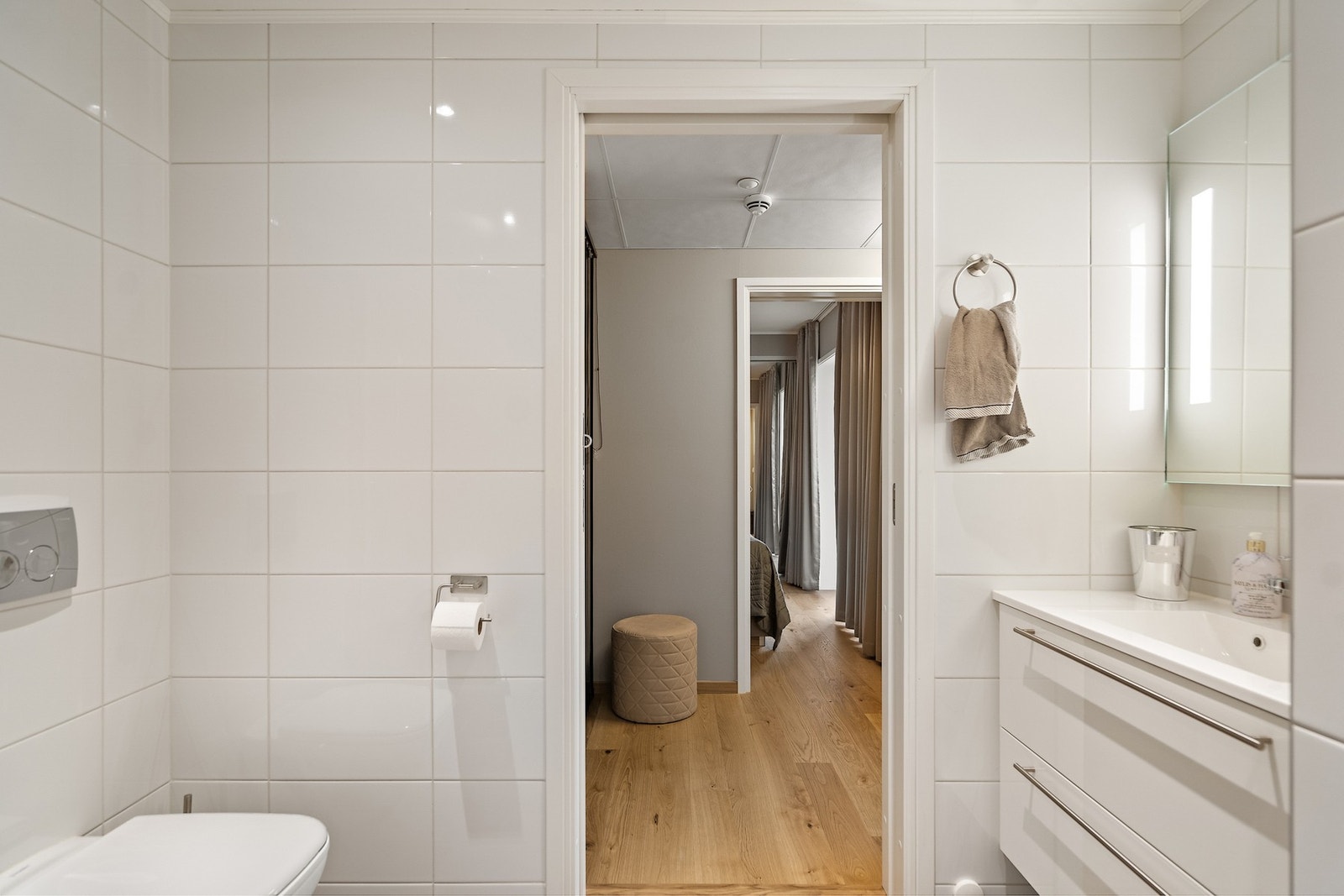 Via bod, perfekt som walk-in garderobe, og til badet Galleribilde