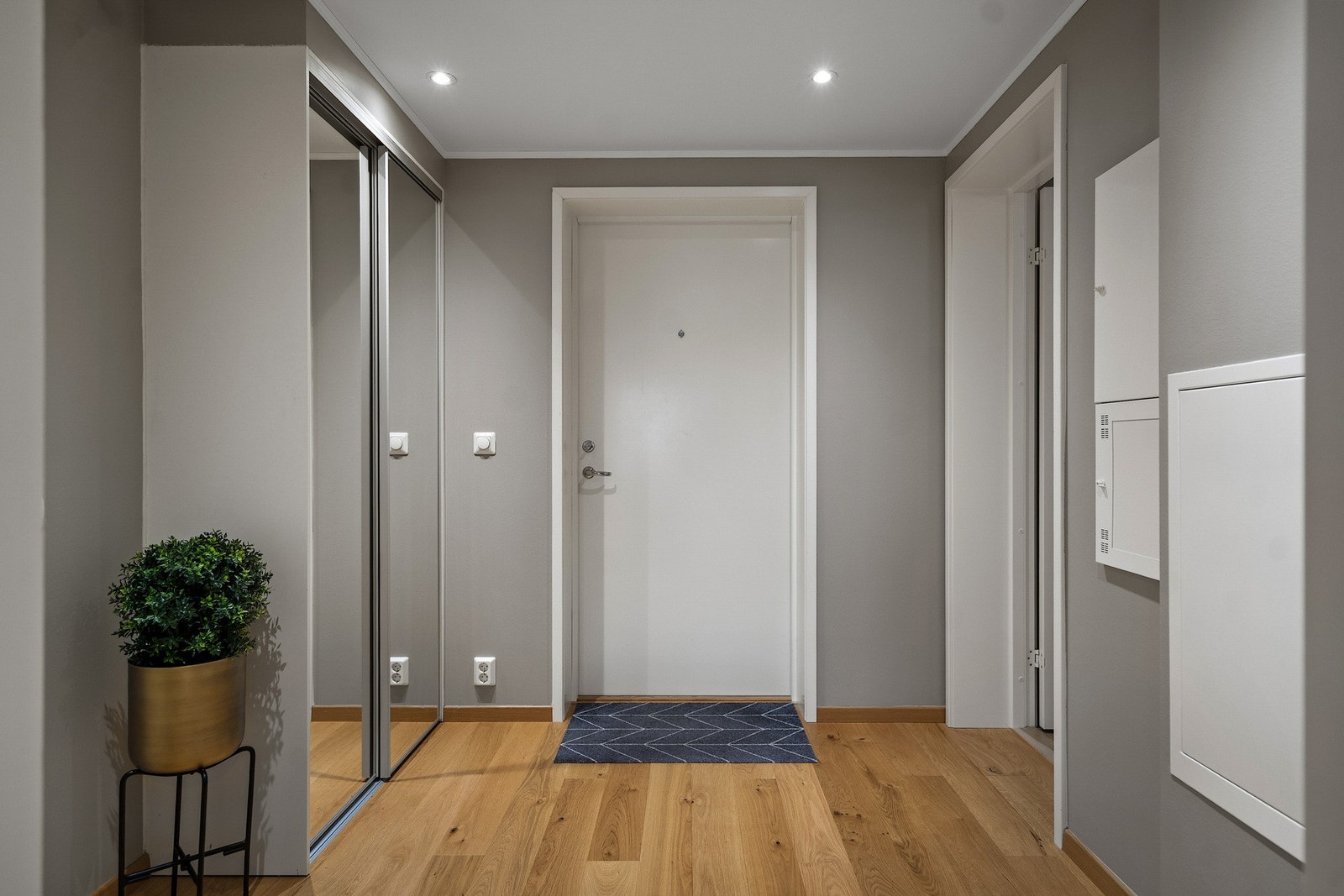 Stor skyvedørsgarderobe i entréen Galleribilde