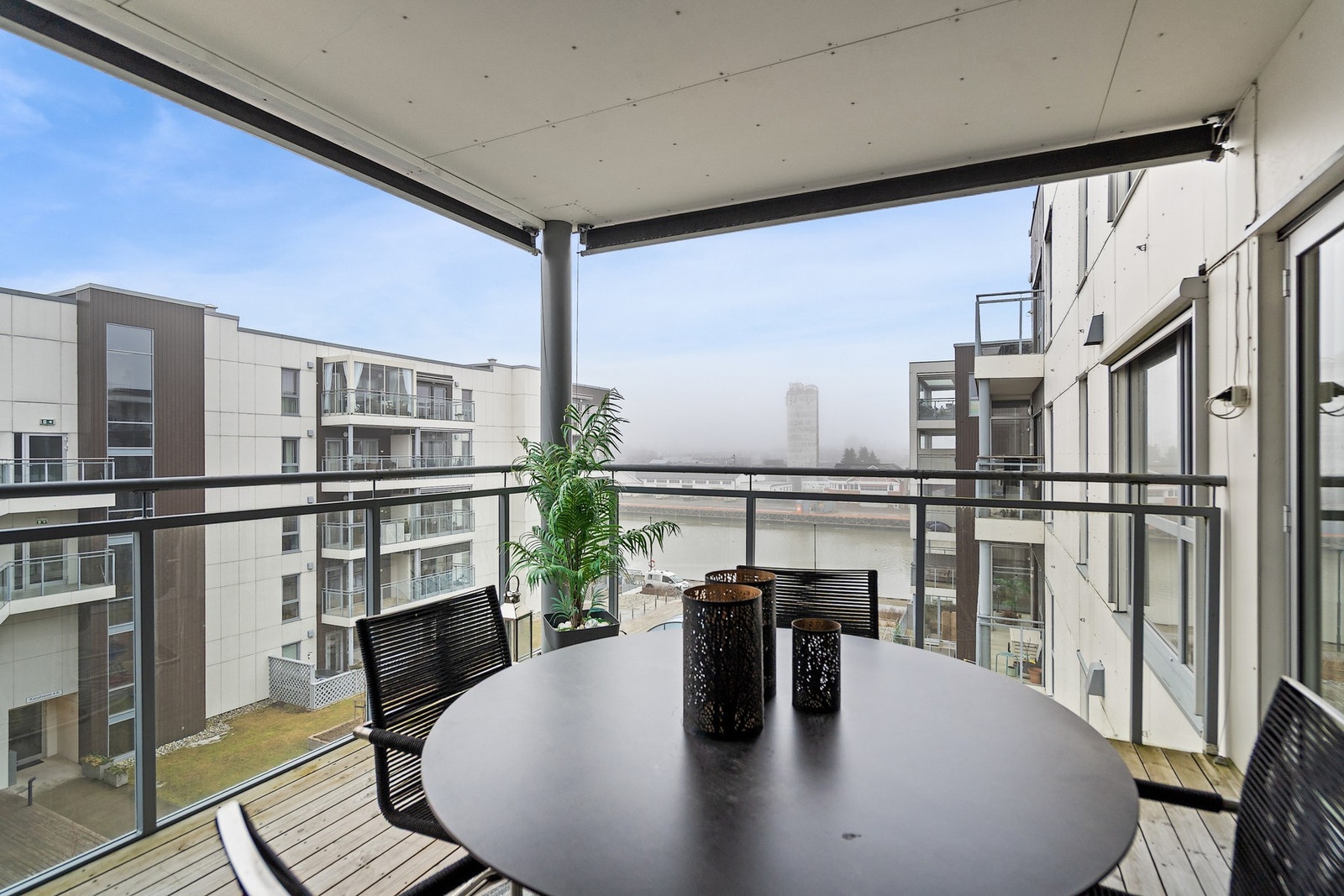 Tilbaketrukket men samtidig med fin utsikt og god oversikt over fellesområder og basseng Galleribilde