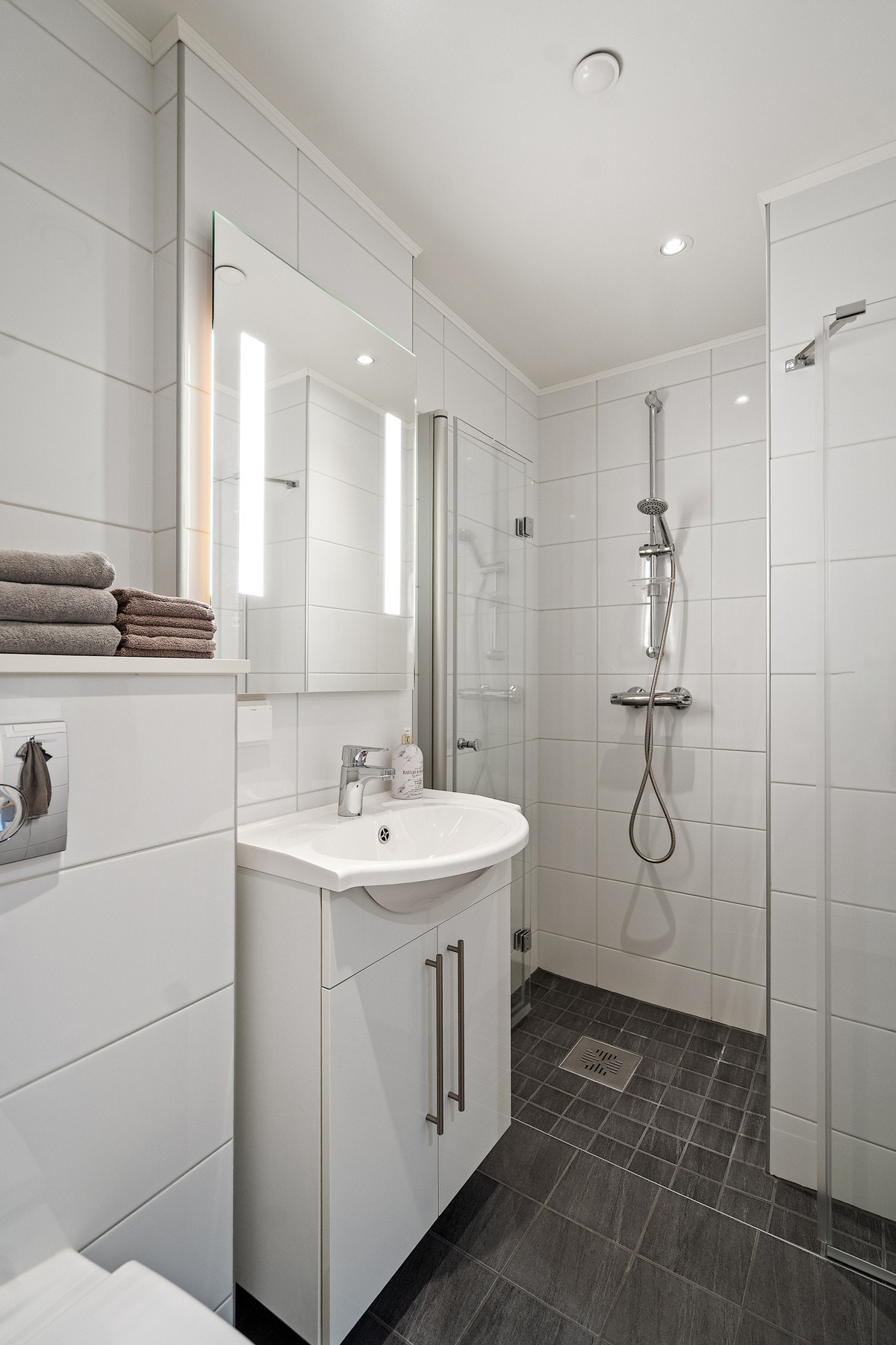 Badet som er i tilknytning til entréen Galleribilde