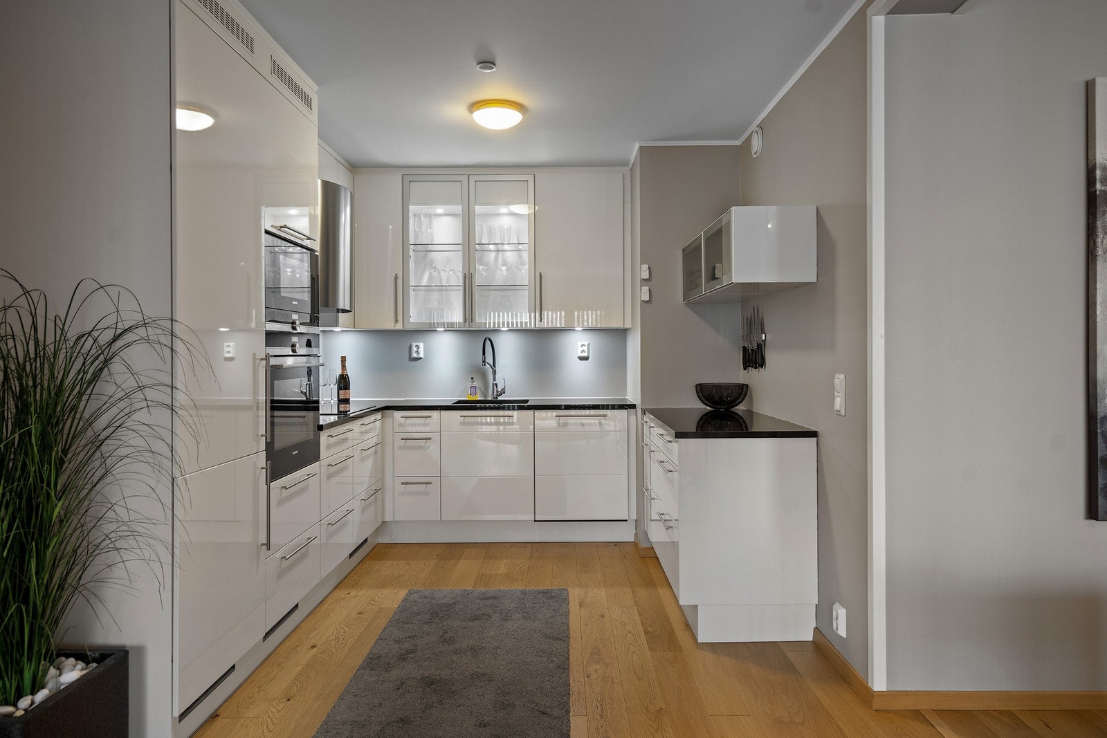 Innredningen har en lys og moderne utførelse med glatte fronter Galleribilde