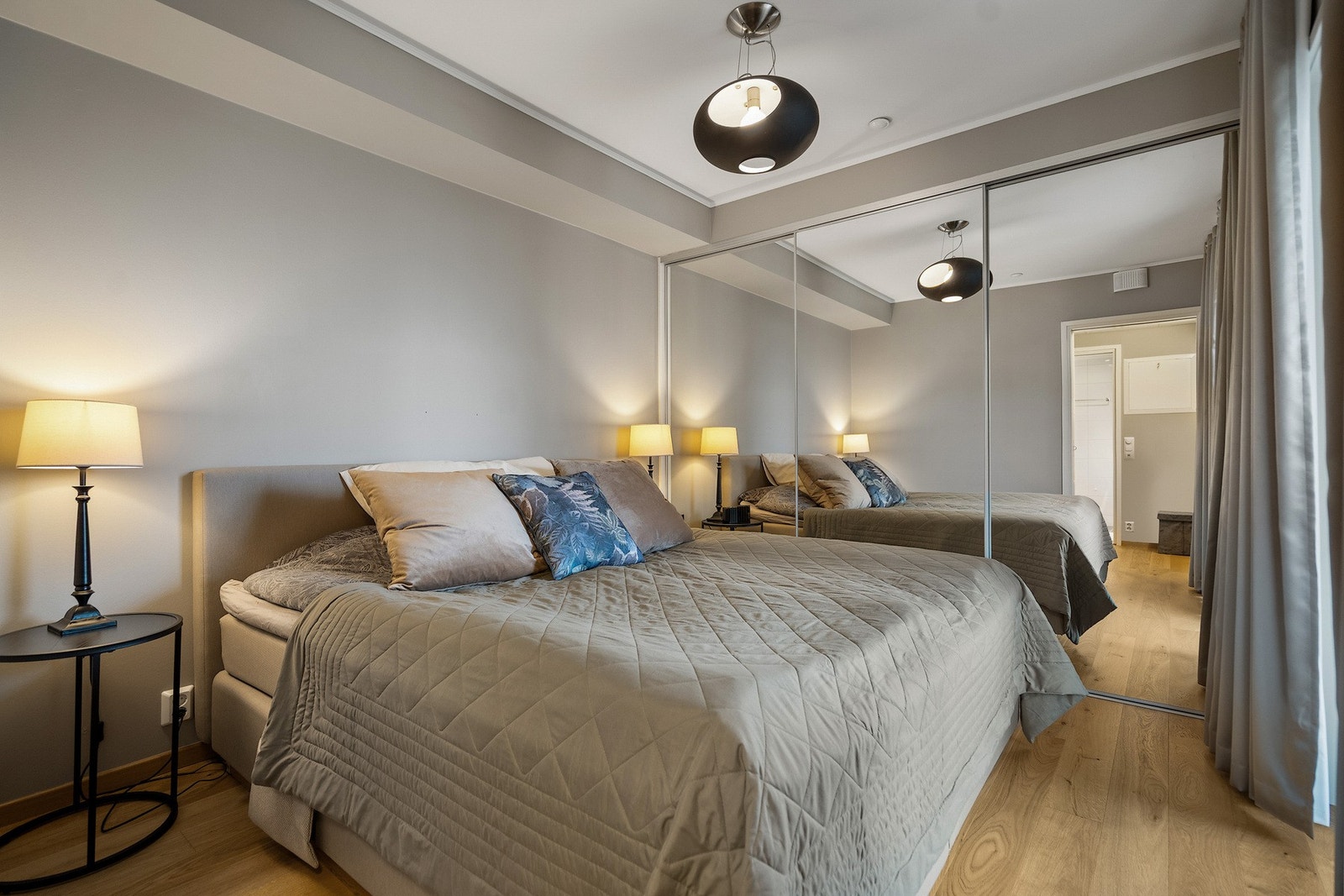 Her er det god plass til dobbeltseng og garderobe Galleribilde