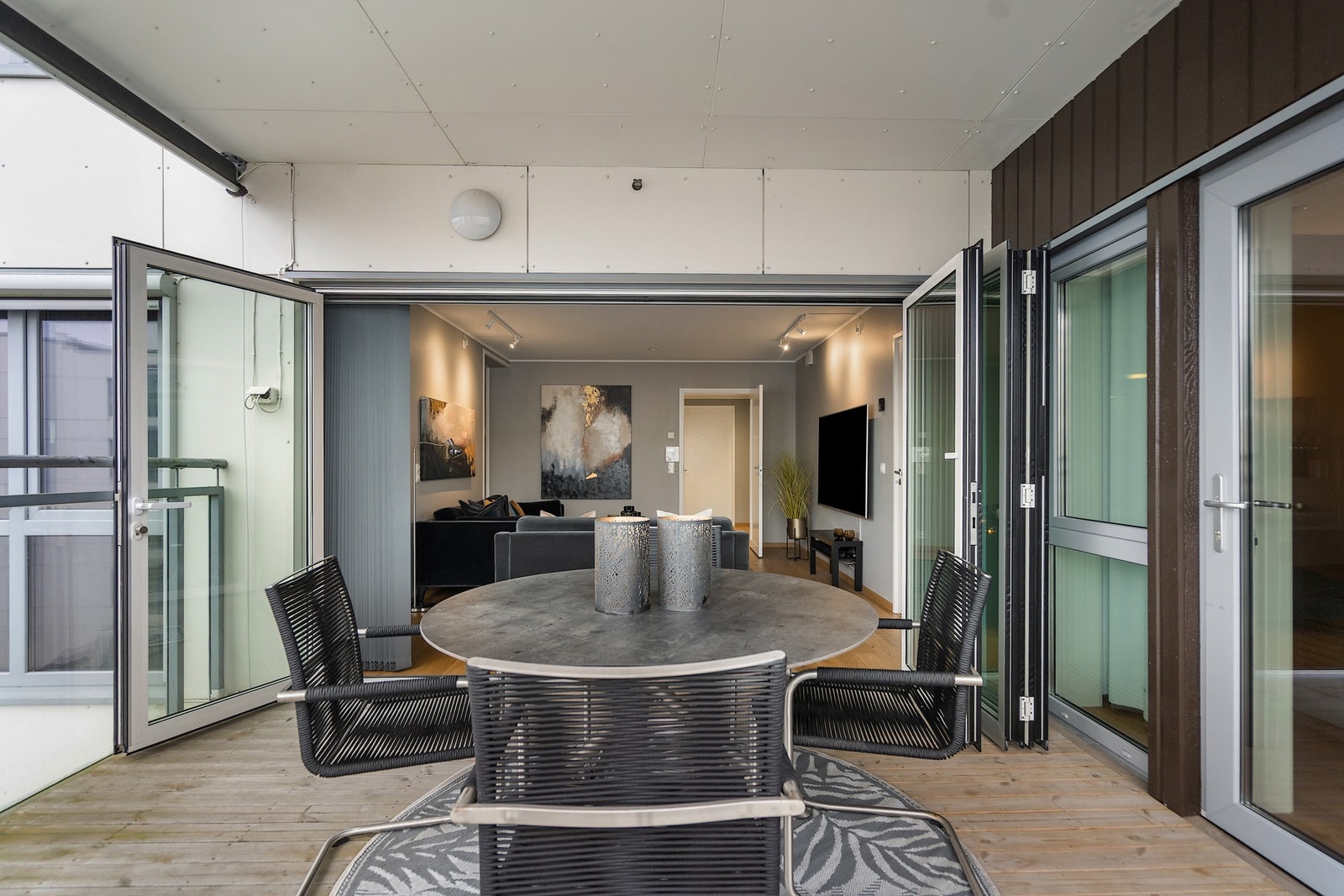 Boligen holder en gjennomgående høy standard med et moderne og stilrent uttrykk Galleribilde