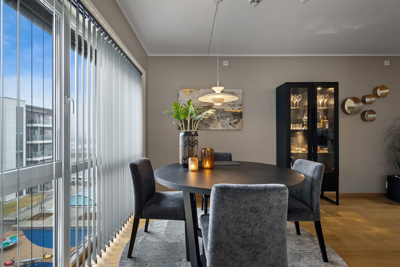 Hyggelig spiseplass ved vnduet Galleribilde