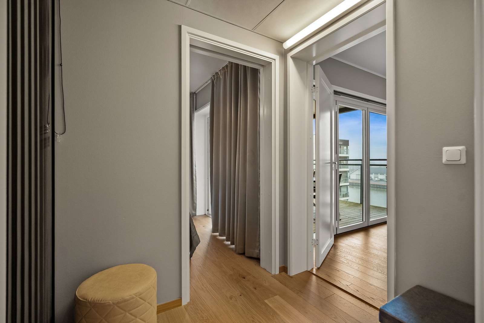 Fra stuen og inn til hovedsoverommet Galleribilde