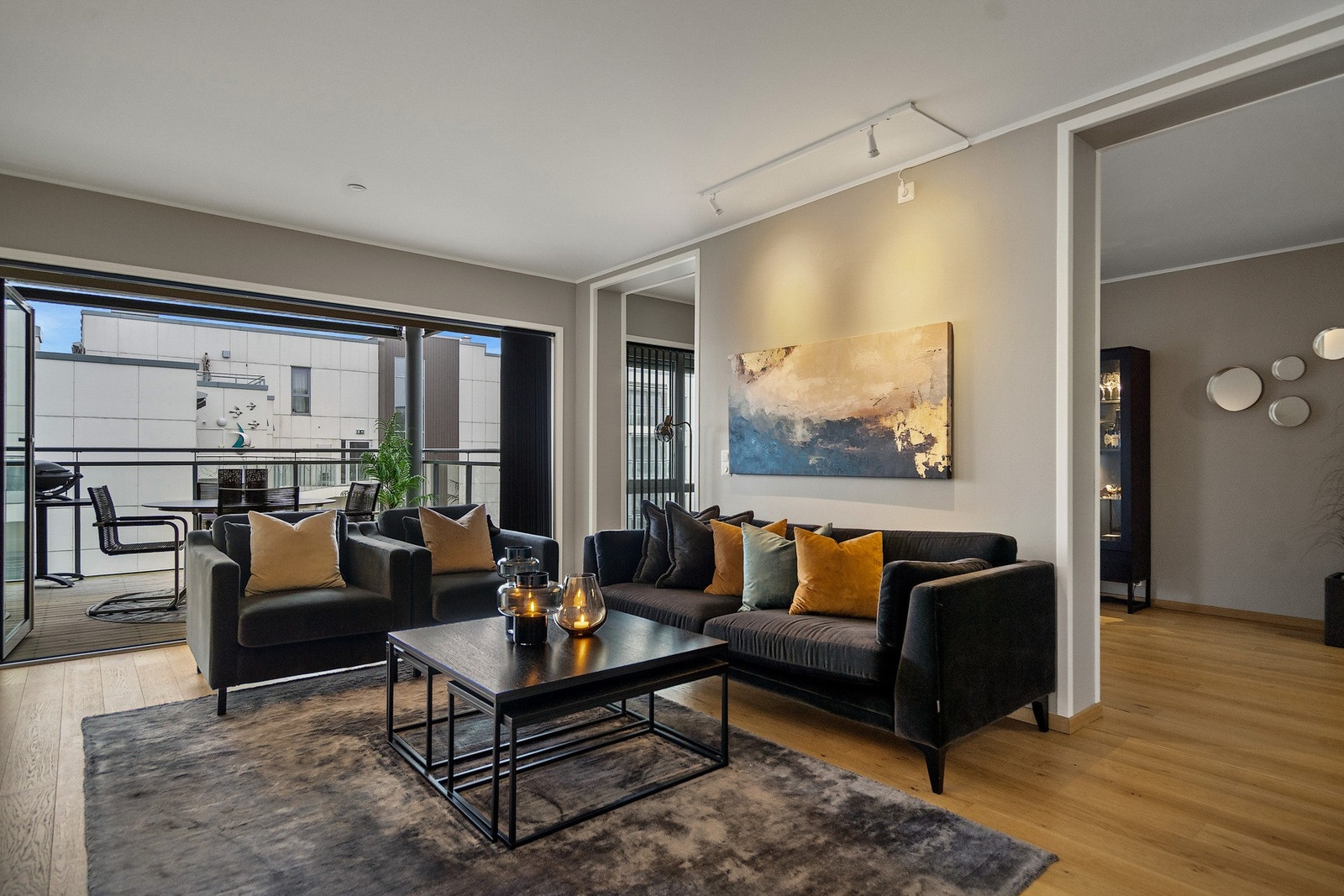 Stuen har utgang til balkong med skyvefelt som kan åpnes helt opp Galleribilde